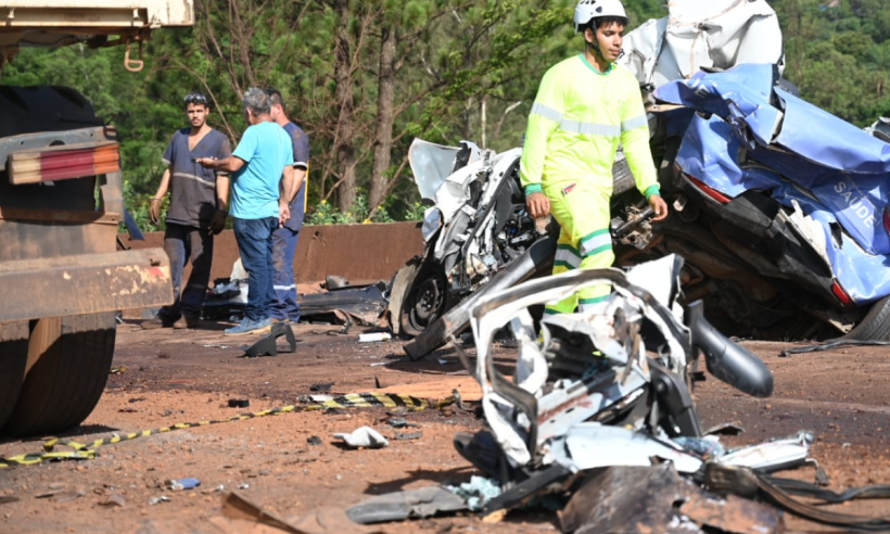 Sobe para seis o número de mortes em engavetamento na BR-381, em Igarapé Acidente envolveu 12 veículos, sendo quatro carretas e oito carros de passeio; vítimas estavam em veículos que foram prensados