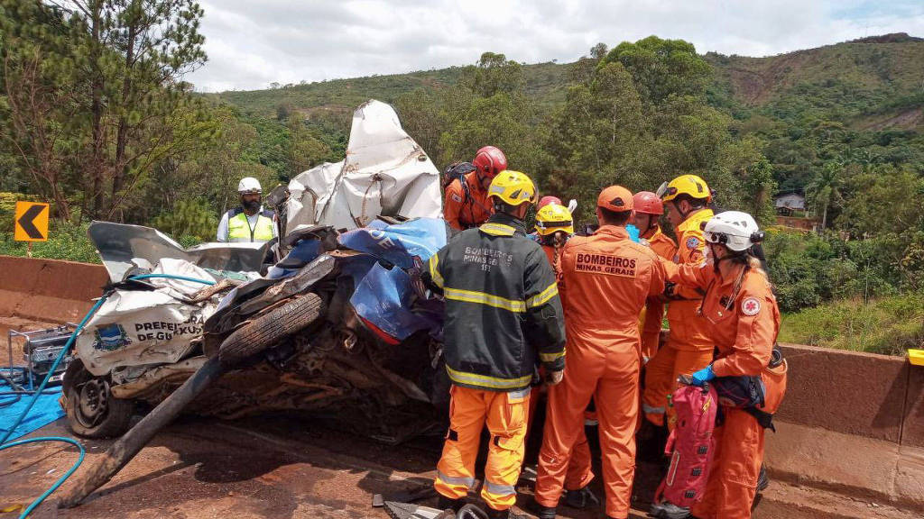 Engavetamento de 12 veículos mata pelo menos 6 na BR-381 em MG Acidente ocorreu no sentido São Paulo-Belo Horizonte da rodovia Fernão Dias, na região conhecida como Serra de Igarapé .